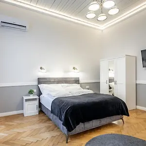 Luxurious At Center Apartment